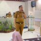 Camat Lubeg Nofiandi Amir menyampaikan sambutan saat Sosialisasi Program ILP yang digelar Puskesmas Pagambiran di Kawana Hotel, Senin (12/11/2024). (Foto: Ist)