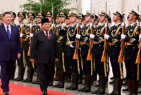 Presiden Prabowo Subianto dan Presiden RRT Xi Jinping melakukan inspeksi jajaran pasukan kehormatan yang berjaga di Great Hall of the People, Beijing, Sabtu (9/11/2024). (Foto: BPMI Setpres/Muchlis Jr)