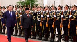 Presiden Prabowo Subianto dan Presiden RRT Xi Jinping melakukan inspeksi jajaran pasukan kehormatan yang berjaga di Great Hall of the People, Beijing, Sabtu (9/11/2024). (Foto: BPMI Setpres/Muchlis Jr)