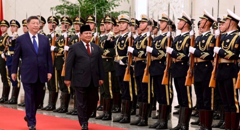 Presiden Prabowo Subianto dan Presiden RRT Xi Jinping melakukan inspeksi jajaran pasukan kehormatan yang berjaga di Great Hall of the People, Beijing, Sabtu (9/11/2024). (Foto: BPMI Setpres/Muchlis Jr)