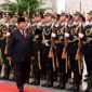 Presiden Prabowo Subianto dan Presiden RRT Xi Jinping melakukan inspeksi jajaran pasukan kehormatan yang berjaga di Great Hall of the People, Beijing, Sabtu (9/11/2024). (Foto: BPMI Setpres/Muchlis Jr)