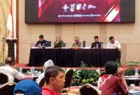 Ketua Divisi Teknis KPU Padang Arset Kusnadi memaparkan Persiapan Pemungutan dan Penghitungan Suara Pilkada Serentak 2024 di The ZHM Premiere Hotel Padang, Minggu (24/11/2024). (Foto: Ist)