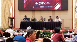 Ketua Divisi Teknis KPU Padang Arset Kusnadi memaparkan Persiapan Pemungutan dan Penghitungan Suara Pilkada Serentak 2024 di The ZHM Premiere Hotel Padang, Minggu (24/11/2024). (Foto: Ist)