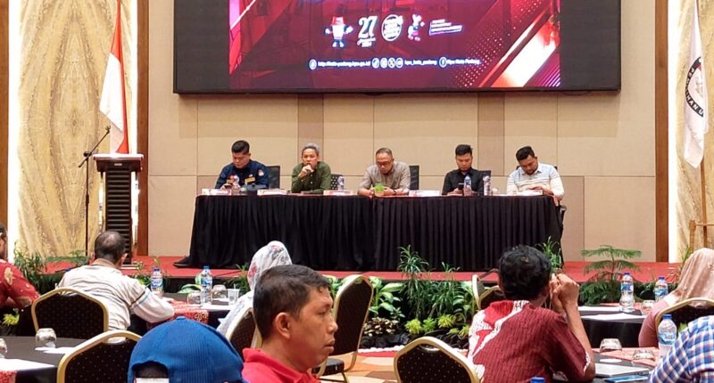 Ketua Divisi Teknis KPU Padang Arset Kusnadi memaparkan Persiapan Pemungutan dan Penghitungan Suara Pilkada Serentak 2024 di The ZHM Premiere Hotel Padang, Minggu (24/11/2024). (Foto: Ist)