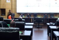 Pj Sekko Padang Yosefriawan membuka kegiatan Sosialisasi Peningkatan Kapasitas FKDM Tahun 2024 di Ruang Abu Bakar Jaar, Balai Kota Padang, Kamis (7/11/2024). (Foto: Ist)