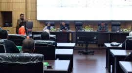 Pj Sekko Padang Yosefriawan membuka kegiatan Sosialisasi Peningkatan Kapasitas FKDM Tahun 2024 di Ruang Abu Bakar Jaar, Balai Kota Padang, Kamis (7/11/2024). (Foto: Ist)