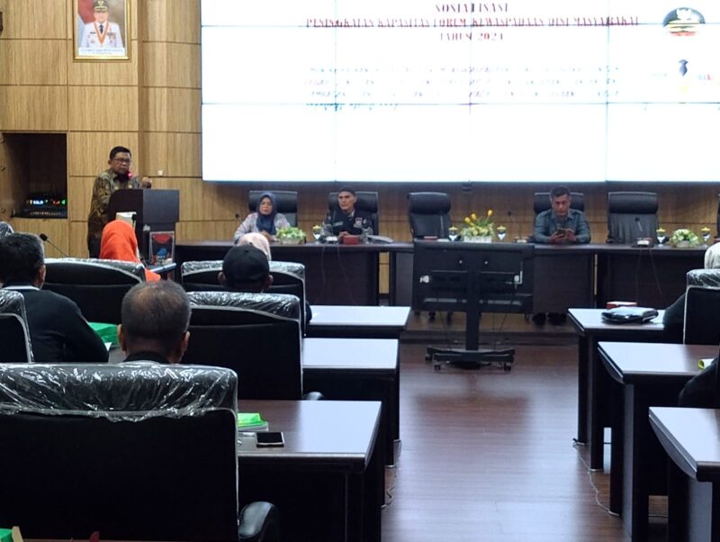Pj Sekko Padang Yosefriawan membuka kegiatan Sosialisasi Peningkatan Kapasitas FKDM Tahun 2024 di Ruang Abu Bakar Jaar, Balai Kota Padang, Kamis (7/11/2024). (Foto: Ist)