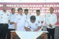 Sekdako Padang Yosefriawan menandatangani PKS terkait Optimalisasi Pemungutan Pajak Daerah dan Sinergi Pemungutan Opsen Pajak Daerah di Auditorium Gubernur Sumbar, Rabu (20/11/2024). (Foto: Prokopim Padang)