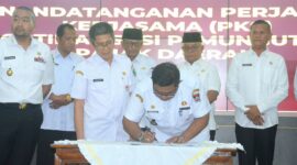 Sekdako Padang Yosefriawan menandatangani PKS terkait Optimalisasi Pemungutan Pajak Daerah dan Sinergi Pemungutan Opsen Pajak Daerah di Auditorium Gubernur Sumbar, Rabu (20/11/2024). (Foto: Prokopim Padang)