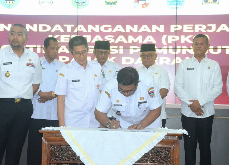 Sekdako Padang Yosefriawan menandatangani PKS terkait Optimalisasi Pemungutan Pajak Daerah dan Sinergi Pemungutan Opsen Pajak Daerah di Auditorium Gubernur Sumbar, Rabu (20/11/2024). (Foto: Prokopim Padang)