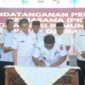 Sekdako Padang Yosefriawan menandatangani PKS terkait Optimalisasi Pemungutan Pajak Daerah dan Sinergi Pemungutan Opsen Pajak Daerah di Auditorium Gubernur Sumbar, Rabu (20/11/2024). (Foto: Prokopim Padang)