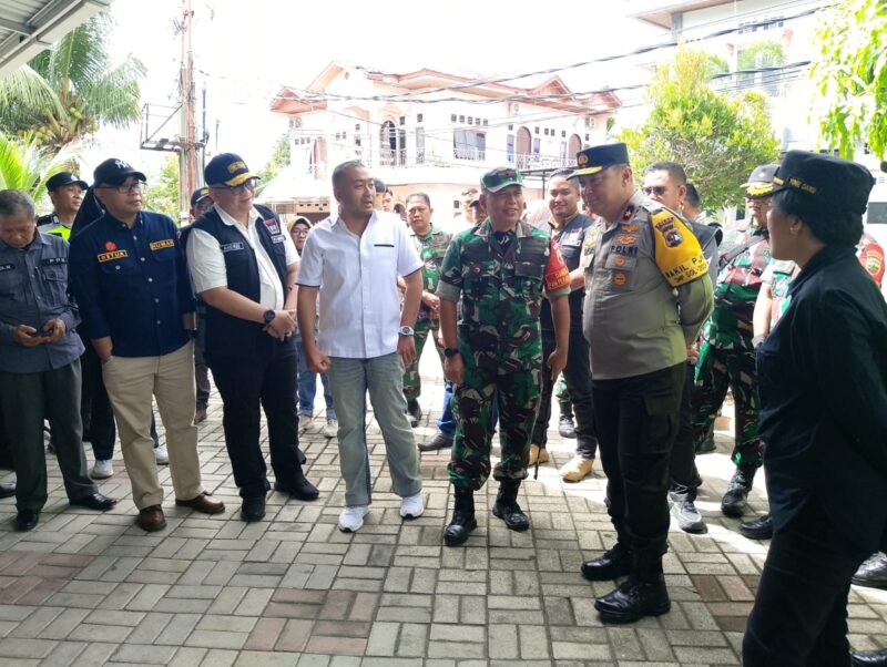 Pj Wali Kota Padang Andree Algamar bersama unsur Forkopimda Sumbar dan Padang, KPU, Bawaslu Padang meninjau TPS 16 Kelurahan Batang Kabung Ganting Kecamatan Koto Tangah, Rabu (27/11/2024). 