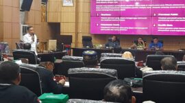 Narasumber menyampaikan materi dalam Sosialisasi Peningkatan FKDM 2024, Selasa (12/11/2024). 