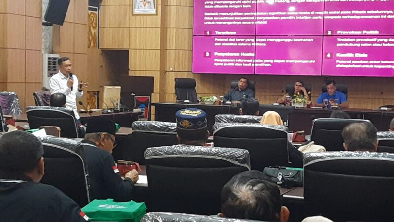 Narasumber menyampaikan materi dalam Sosialisasi Peningkatan FKDM 2024, Selasa (12/11/2024). 
