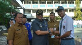 Pj Wali Kota Padang Andree Algamar menyerahkan secara simbolis KTP-el kepada siswa SMAN 1 Padang. (Foto: Prokopim Padang)