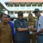 Pj Wali Kota Padang Andree Algamar menyerahkan secara simbolis KTP-el kepada siswa SMAN 1 Padang. (Foto: Prokopim Padang)