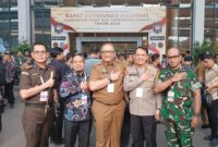 Pj Wali Kota Padang Andree Algamar bersama Forkopimda mengikuti Rakornas Pemerintah Daerah di Sentul International Convention Centre, Kamis (7/11/2024). (Foto: Prokopim Padang)