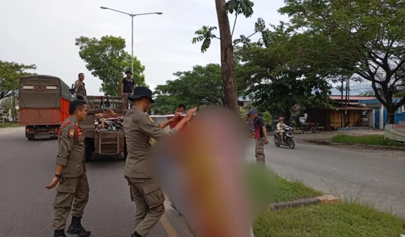 Satpol PP Padang bersama tim gabungan membersihkan Bahan Kampanye (BK) dan APK paslon, Minggu (24/11/2024). (Foto: Humas Satpol PP Padang)