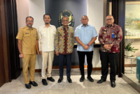 Pj Wali Kota Padang, Andree Algamar bersama anggota DPR RI, Andre Rosiade menemui Menteri PU Dody Hanggodo, di Kantor Kementerian PU, Senin (25/11/2024). (Foto: Prokopim Padang)