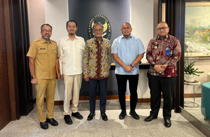 Pj Wali Kota Padang, Andree Algamar bersama anggota DPR RI, Andre Rosiade menemui Menteri PU Dody Hanggodo, di Kantor Kementerian PU, Senin (25/11/2024). (Foto: Prokopim Padang)