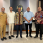 Pj Wali Kota Padang, Andree Algamar bersama anggota DPR RI, Andre Rosiade menemui Menteri PU Dody Hanggodo, di Kantor Kementerian PU, Senin (25/11/2024). (Foto: Prokopim Padang)