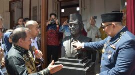Peresmian patung Bung Hatta di SMPN 1 Padang. (Foto: Prokopim Padang)