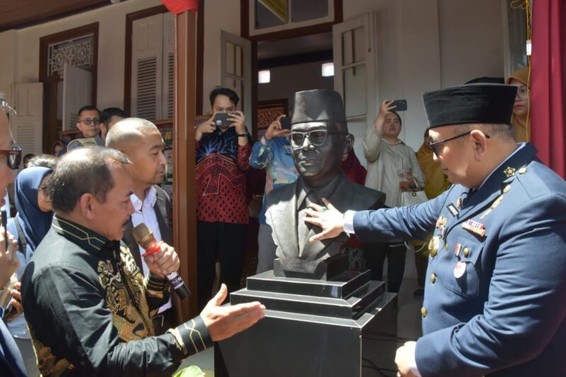 Peresmian patung Bung Hatta di SMPN 1 Padang. (Foto: Prokopim Padang)