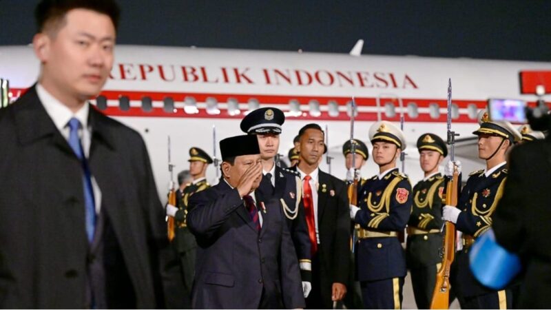 Presiden Prabowo Subianto tiba di Beijing Capital International Airport, Beijing, RRT, Jumat (8/11/2024) sekira pukul 18.30 waktu setempat. (Foto: BPMI Setpres/Muchlis Jr)