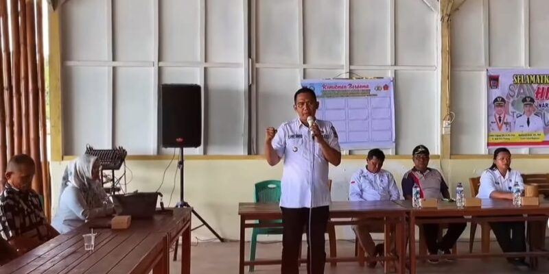 Camat Lubuk Begalung Nofiandi Amir menyampaikan sambutan saat Sosialisasi Bahaya Penyalahgunaan Narkoba di Gabuo Beach, Rabu (13/11/2024). (Foto: Ist)