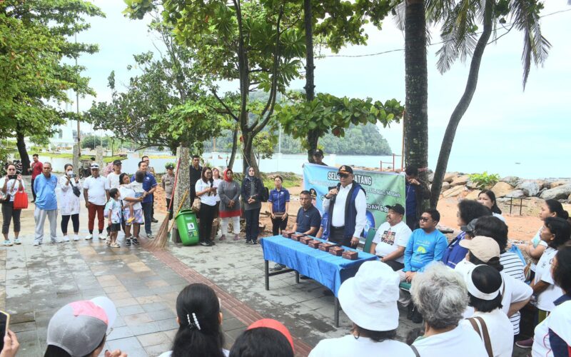 Pj Wali Kota Padang Andree Algamar memberikan sambutan. (Foto: Prokopim Padang)