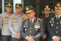 Kapolda Sumbar Irjen Suharyono memberikan keterangan kasus polisi tembak polisi di Solsel, Jumat (22/11/2024). (Foto: CNN Indonesia/Nedy)
