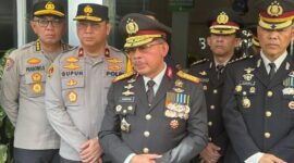 Kapolda Sumbar Irjen Suharyono memberikan keterangan kasus polisi tembak polisi di Solsel, Jumat (22/11/2024). (Foto: CNN Indonesia/Nedy)