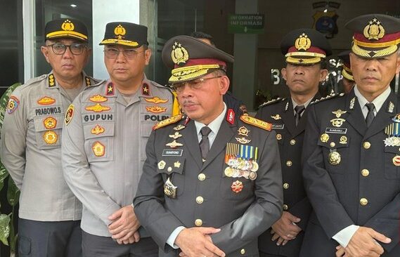 Kapolda Sumbar Irjen Suharyono memberikan keterangan kasus polisi tembak polisi di Solsel, Jumat (22/11/2024). (Foto: CNN Indonesia/Nedy)