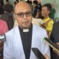 Ketua Majelis Jemaat GPIB Padang, Pdt Salmon Leatemia. (Foto: Jeka Kampai/detikSumut)