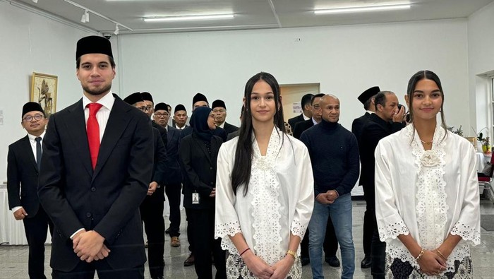 Kevin Diks, Estella Raquel Loupattij, dan Noa Johanna Christina Cornelia Leatomu resmi menjadi WNI. (Foto: Dok. Biro Humas, Hukum, dan Kerja Sama)