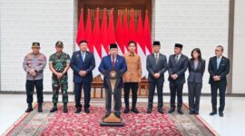 Presiden Prabowo Subianto menyampaikan keterangannya kepada awak media di Pangkalan TNI AU Halim Perdanakusuma, Jakarta, Jumat (8/11/2024). (Foto: BPMI Setpres/Rusman)