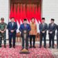 Presiden Prabowo Subianto menyampaikan keterangannya kepada awak media di Pangkalan TNI AU Halim Perdanakusuma, Jakarta, Jumat (8/11/2024). (Foto: BPMI Setpres/Rusman)