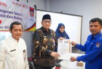 Pj Wali Kota Padang Andree Algamar menyerahkan sertifikat kepada peserta bimtek. (Foto: Prokopim Padang)
