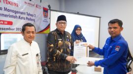 Pj Wali Kota Padang Andree Algamar menyerahkan sertifikat kepada peserta bimtek. (Foto: Prokopim Padang)