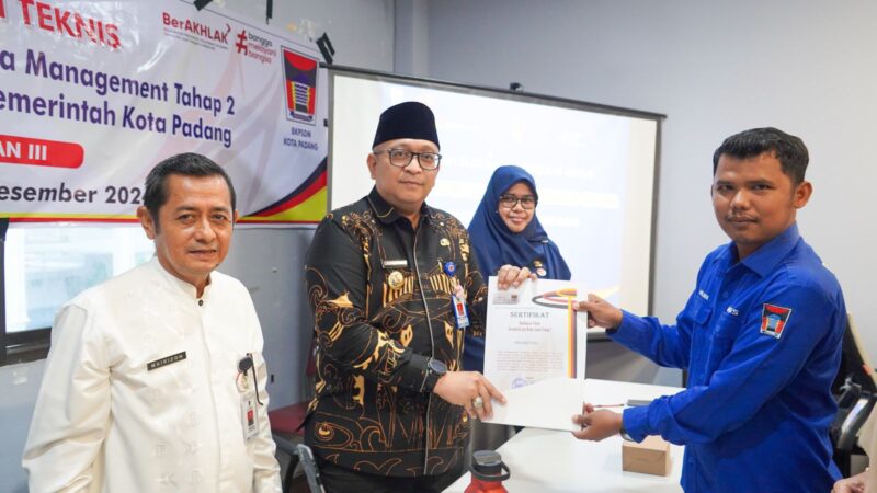 Pj Wali Kota Padang Andree Algamar menyerahkan sertifikat kepada peserta bimtek. (Foto: Prokopim Padang)