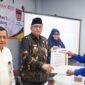 Pj Wali Kota Padang Andree Algamar menyerahkan sertifikat kepada peserta bimtek. (Foto: Prokopim Padang)