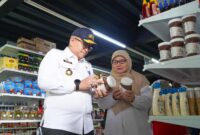 Pj Wali Kota Padang Andree Algamar mengecek produk di salah satu pusat perbelanjaan di Padang, Rabu (18/12/2024). (Foto: Prokopim Padang)