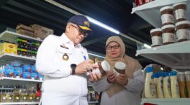 Pj Wali Kota Padang Andree Algamar mengecek produk di salah satu pusat perbelanjaan di Padang, Rabu (18/12/2024). (Foto: Prokopim Padang)