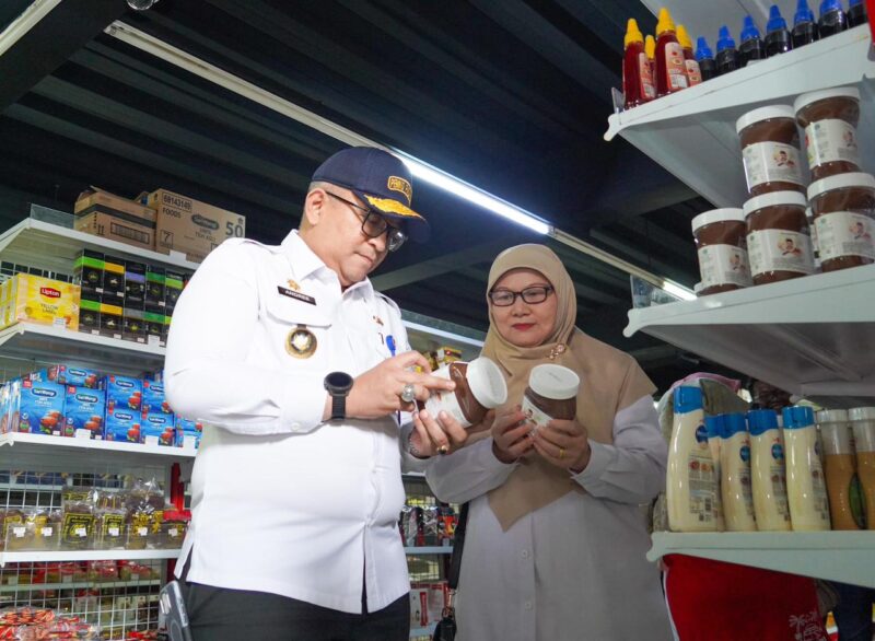 Pj Wali Kota Padang Andree Algamar mengecek produk di salah satu pusat perbelanjaan di Padang, Rabu (18/12/2024). (Foto: Prokopim Padang)