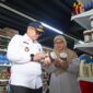 Pj Wali Kota Padang Andree Algamar mengecek produk di salah satu pusat perbelanjaan di Padang, Rabu (18/12/2024). (Foto: Prokopim Padang)