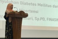 dr. Wisda Widiastusi, Sp.PD memberikan penyuluhan kesehatan tentang diabetes melitus di Aula Kantor Bupati Padang Pariaman. (Foto: Ist)