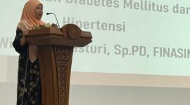 dr. Wisda Widiastusi, Sp.PD memberikan penyuluhan kesehatan tentang diabetes melitus di Aula Kantor Bupati Padang Pariaman. (Foto: Ist)