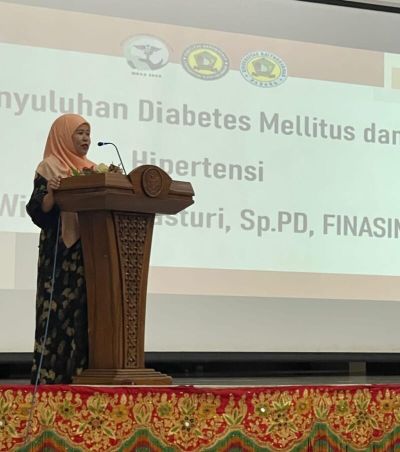 dr. Wisda Widiastusi, Sp.PD memberikan penyuluhan kesehatan tentang diabetes melitus di Aula Kantor Bupati Padang Pariaman. (Foto: Ist)