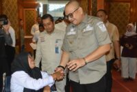 Penjabat (Pj) Wali Kota Padang, Andree Algamar meninjau pelaksanaan Seleksi PPPK 2024 di Universitas Bung Hatta, pada Sabtu (14/12/2024). (Foto: Prokopim Padang)