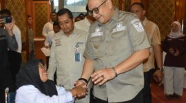 Penjabat (Pj) Wali Kota Padang, Andree Algamar meninjau pelaksanaan Seleksi PPPK 2024 di Universitas Bung Hatta, pada Sabtu (14/12/2024). (Foto: Prokopim Padang)